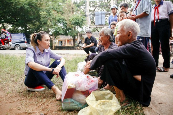 Sot anh My Tam ngoi bet xuong ve duong giao luu cung cac cu ba-Hinh-8